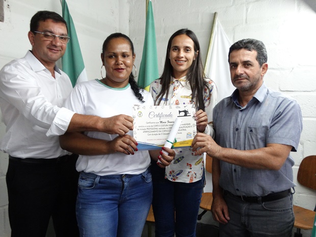 Formatura dos alunos do Centro de Qualificação e Aperfeiçoamento em Corte e Costura Industrial de Rosário da Limeira (10).JPG