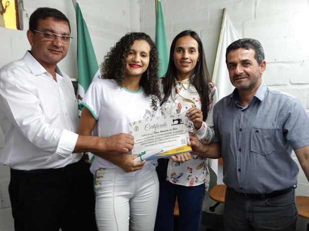 Formatura dos alunos do Centro de Qualificação e Aperfeiçoamento em Corte e Costura Industrial de Rosário da Limeira (11).JPG
