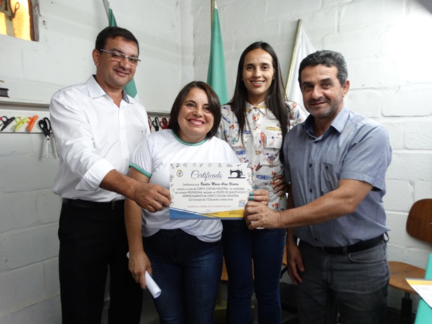 Formatura dos alunos do Centro de Qualificação e Aperfeiçoamento em Corte e Costura Industrial de Rosário da Limeira (12).JPG