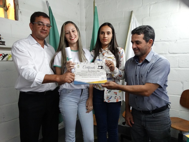 Formatura dos alunos do Centro de Qualificação e Aperfeiçoamento em Corte e Costura Industrial de Rosário da Limeira (13).JPG