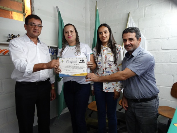 Formatura dos alunos do Centro de Qualificação e Aperfeiçoamento em Corte e Costura Industrial de Rosário da Limeira (15).JPG