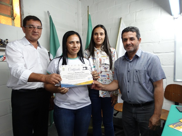Formatura dos alunos do Centro de Qualificação e Aperfeiçoamento em Corte e Costura Industrial de Rosário da Limeira (17).JPG