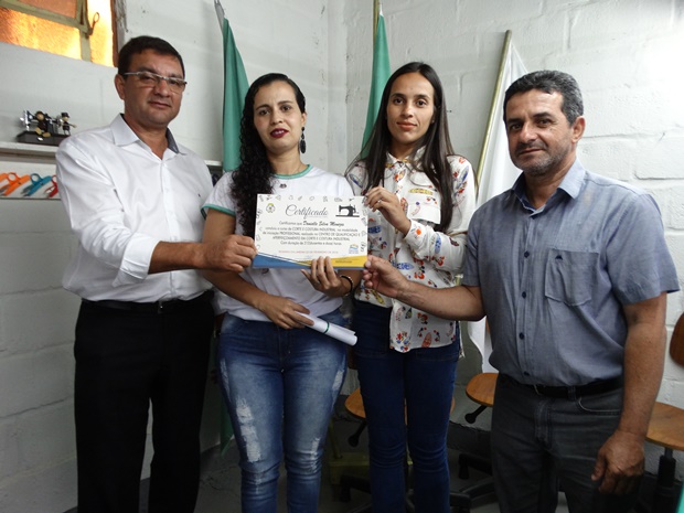 Formatura dos alunos do Centro de Qualificação e Aperfeiçoamento em Corte e Costura Industrial de Rosário da Limeira (18).JPG