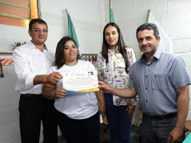 Formatura dos alunos do Centro de Qualificação e Aperfeiçoamento em Corte e Costura Industrial de Rosário da Limeira (19).JPG