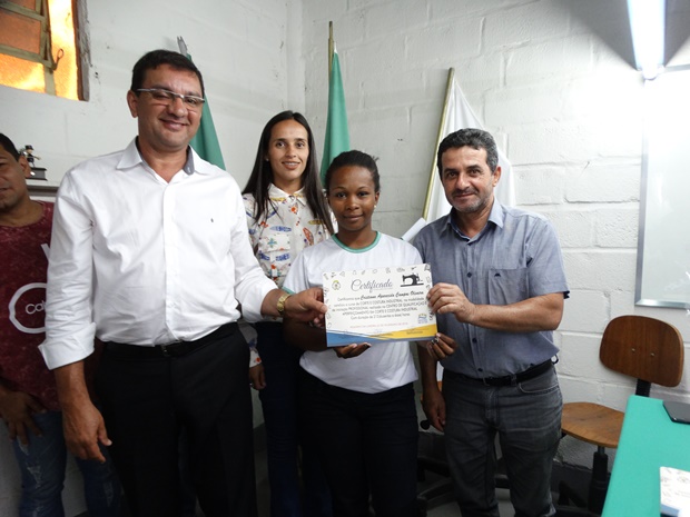 Formatura dos alunos do Centro de Qualificação e Aperfeiçoamento em Corte e Costura Industrial de Rosário da Limeira (2).JPG