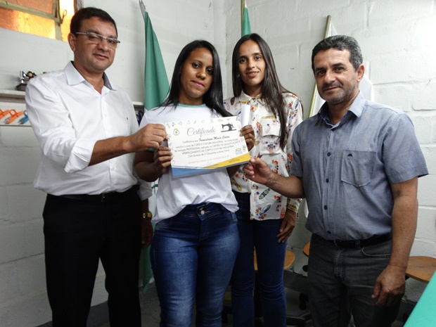 Formatura dos alunos do Centro de Qualificação e Aperfeiçoamento em Corte e Costura Industrial de Rosário da Limeira (20).JPG