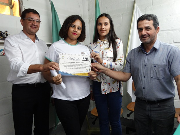 Formatura dos alunos do Centro de Qualificação e Aperfeiçoamento em Corte e Costura Industrial de Rosário da Limeira (21).JPG