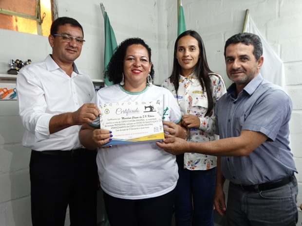 Formatura dos alunos do Centro de Qualificação e Aperfeiçoamento em Corte e Costura Industrial de Rosário da Limeira (22).JPG