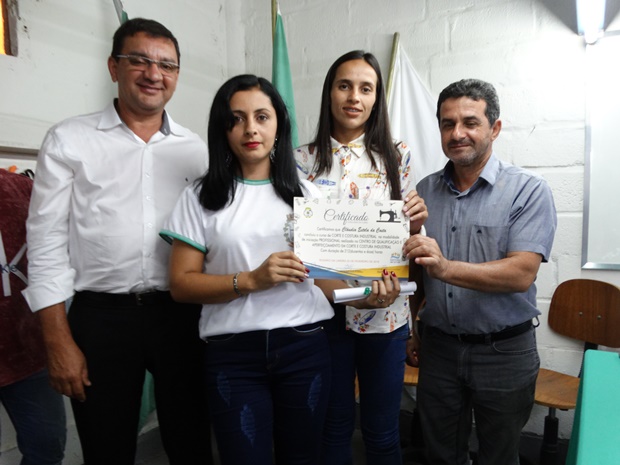 Formatura dos alunos do Centro de Qualificação e Aperfeiçoamento em Corte e Costura Industrial de Rosário da Limeira (3).JPG