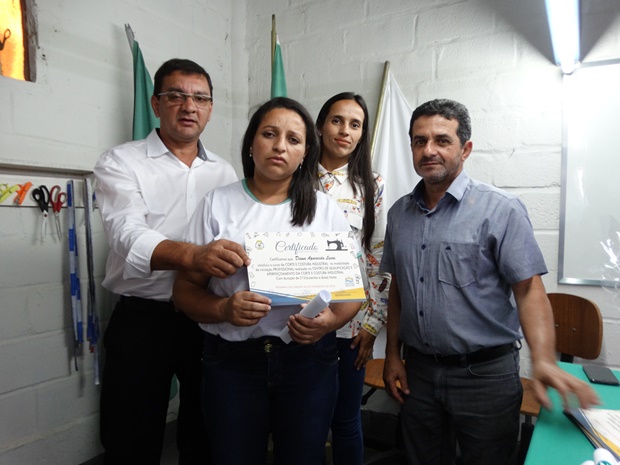 Formatura dos alunos do Centro de Qualificação e Aperfeiçoamento em Corte e Costura Industrial de Rosário da Limeira (4).JPG