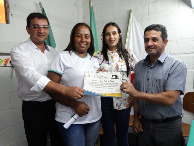 Formatura dos alunos do Centro de Qualificação e Aperfeiçoamento em Corte e Costura Industrial de Rosário da Limeira (5).JPG