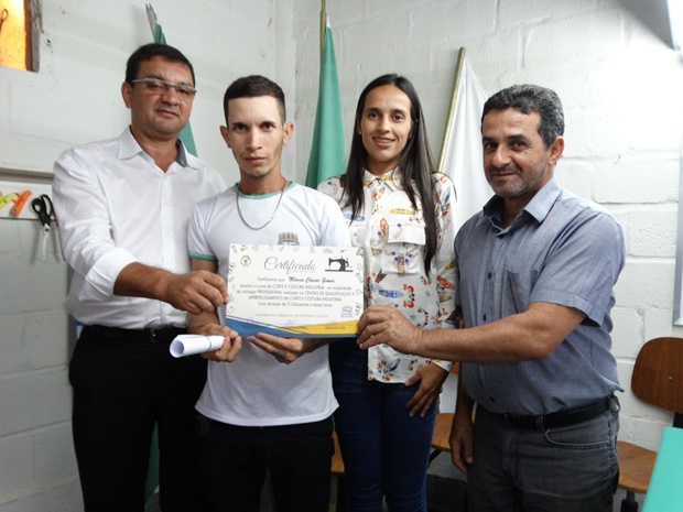 Formatura dos alunos do Centro de Qualificação e Aperfeiçoamento em Corte e Costura Industrial de Rosário da Limeira (6).JPG