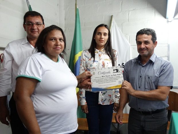 Formatura dos alunos do Centro de Qualificação e Aperfeiçoamento em Corte e Costura Industrial de Rosário da Limeira (7).JPG
