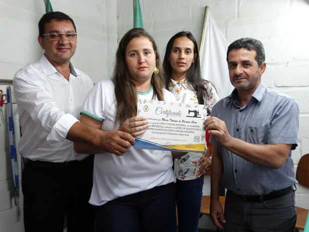Formatura dos alunos do Centro de Qualificação e Aperfeiçoamento em Corte e Costura Industrial de Rosário da Limeira (8).JPG
