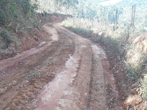 Prefeitura Municipal de Rosário da Limeira continua com as manutenções nas estradas rurais do município (5).jpg