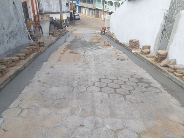 Prefeitura Municipal de Rosário da Limeira implantação de sarjetas no bairro Ponto Futuro (2).jpg