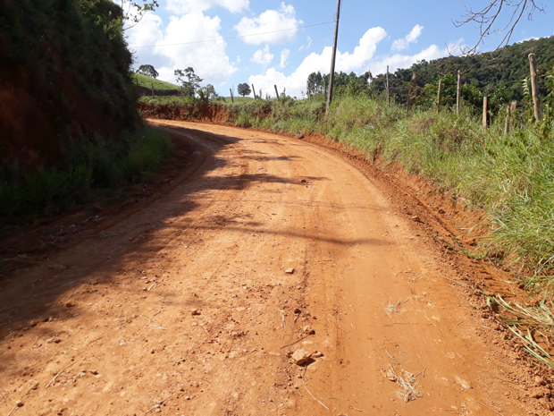 Prefeitura Municipal de Rosário da Limeira realiza manutenção nas estradas da comunidade de Santa Rosa (1).jpg