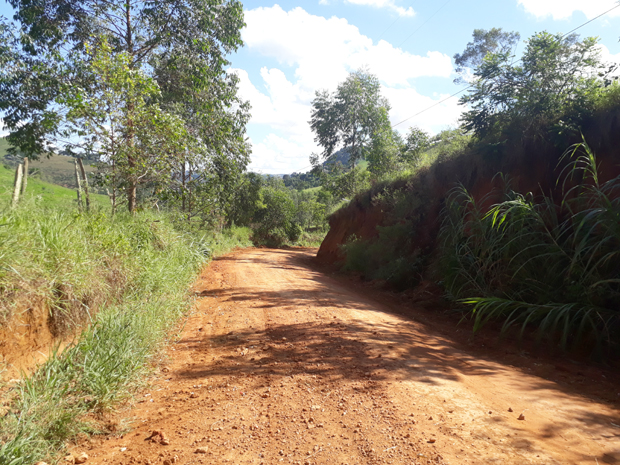 Prefeitura Municipal de Rosário da Limeira realiza manutenção nas estradas da comunidade de Santa Rosa (2).jpg