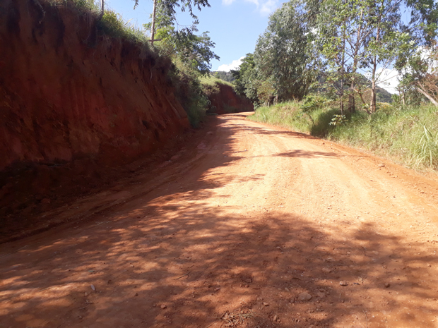 Prefeitura Municipal de Rosário da Limeira realiza manutenção nas estradas da comunidade de Santa Rosa (3).jpg