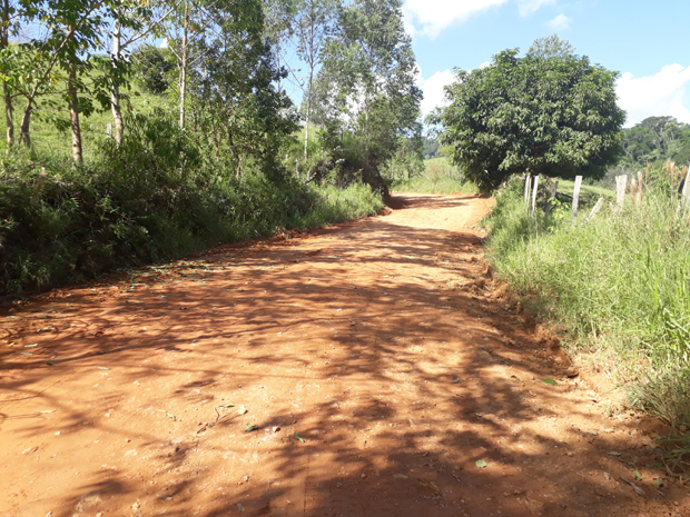 Prefeitura Municipal de Rosário da Limeira realiza manutenção nas estradas da comunidade de Santa Rosa (4).jpg