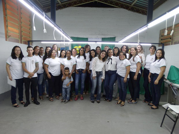 Prefeitura Municipal promove solenidade de formatura dos alunos do Centro de Qualificação e Aperfeiçoamento em Corte e Costura Industrial de Ros.JPG