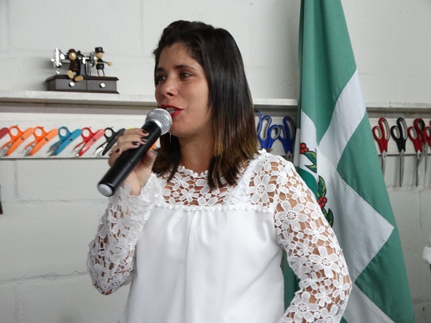Prefeitura Municipal promove solenidade de formatura dos alunos do Centro de Qualificação e Aperfeiçoamento em Corte e Costura Industrial de Ros[15].JPG