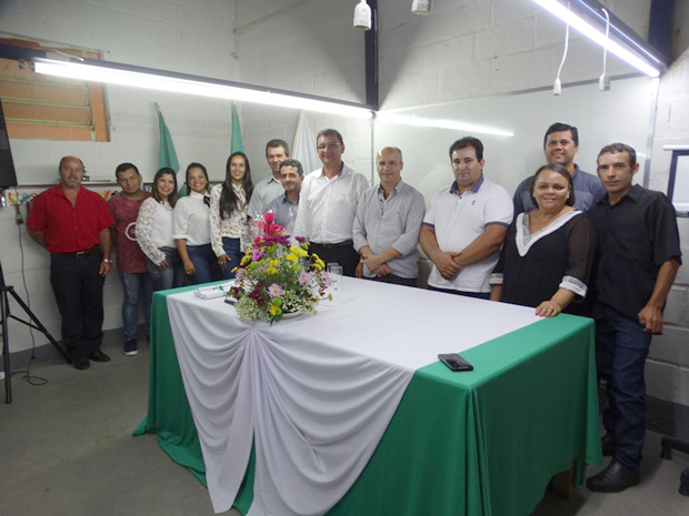 Prefeitura Municipal promove solenidade de formatura dos alunos do Centro de Qualificação e Aperfeiçoamento em Corte e Costura Industrial de Ros[16].JPG