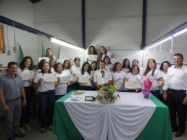 Prefeitura Municipal promove solenidade de formatura dos alunos do Centro de Qualificação e Aperfeiçoamento em Corte e Costura Industrial de Ros[18].JPG