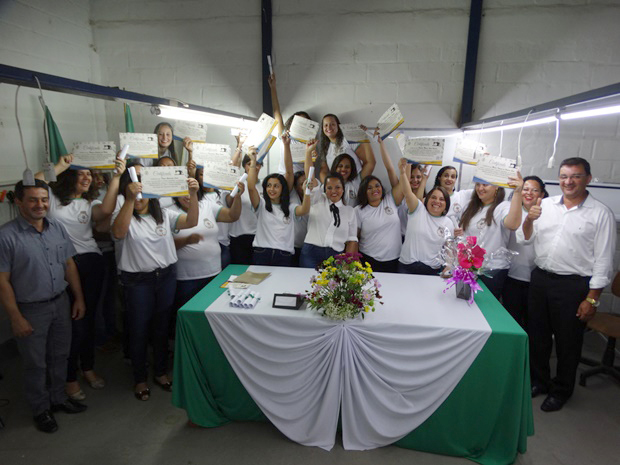Prefeitura Municipal promove solenidade de formatura dos alunos do Centro de Qualificação e Aperfeiçoamento em Corte e Costura Industrial de Ros[19].JPG