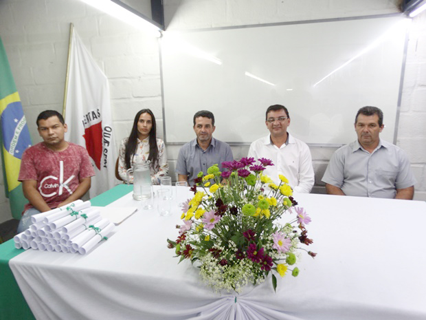 Prefeitura Municipal promove solenidade de formatura dos alunos do Centro de Qualificação e Aperfeiçoamento em Corte e Costura Industrial de Ros[2].JPG