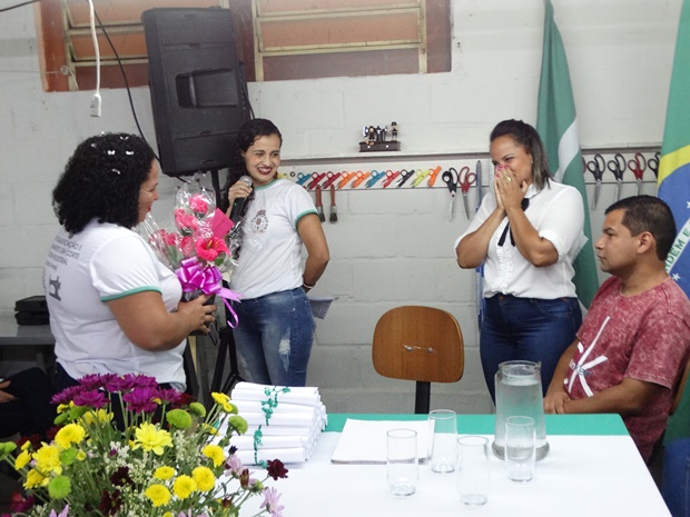 Prefeitura Municipal promove solenidade de formatura dos alunos do Centro de Qualificação e Aperfeiçoamento em Corte e Costura Industrial de Ros[6].JPG