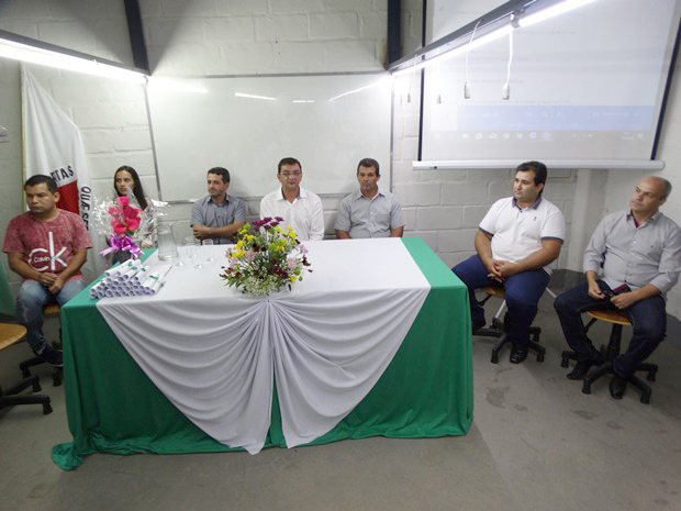 Prefeitura Municipal promove solenidade de formatura dos alunos do Centro de Qualificação e Aperfeiçoamento em Corte e Costura Industrial de Ros[7].JPG
