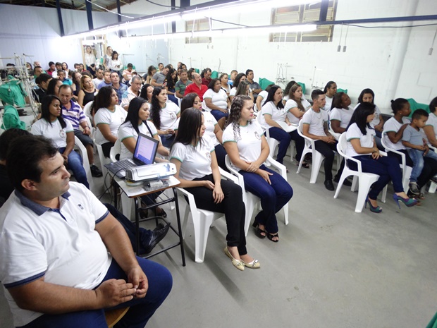 Prefeitura Municipal promove solenidade de formatura dos alunos do Centro de Qualificação e Aperfeiçoamento em Corte e Costura Industrial de Ros[8].JPG