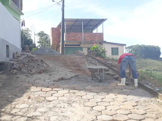 Prefeitura Municipal realiza manuten+º+úo em rua no bairro Ponto Futuro (2).jpg