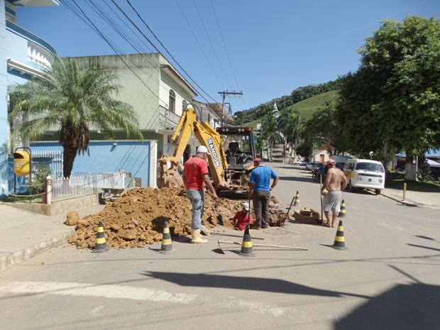 Prefeitura de Rosário da Limeira realiza manutenção em buraco na via urbana próximo ao Centro Administrativo (1).JPG