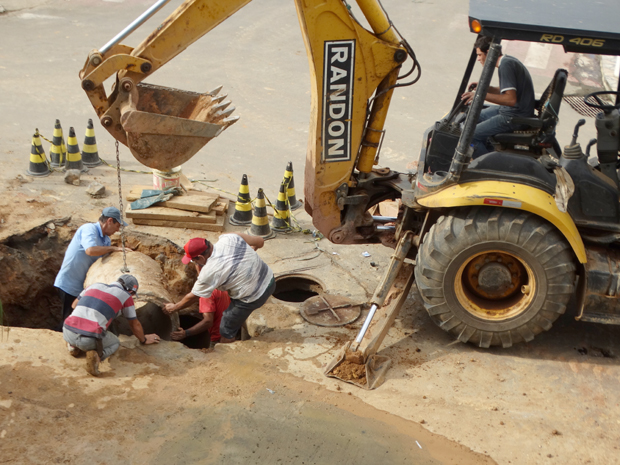 Prefeitura de Rosário da Limeira realiza manutenção em buraco na via urbana próximo ao Centro Administrativo (3).JPG