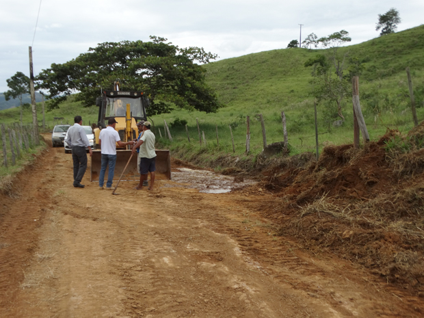 Prefeitura realiza reparos nas vias rurais da comunidade do Ancorado em Rosário da Limeira (3).JPG