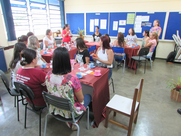 Profissionais da Escola Municipal recebem homenagem pelo Dia Internacional da Mulher (1).JPG