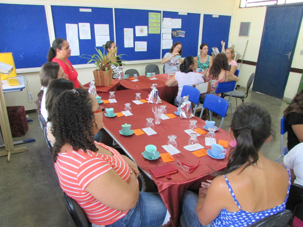 Profissionais da Escola Municipal recebem homenagem pelo Dia Internacional da Mulher (2).JPG