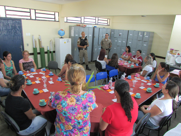 Profissionais da Escola Municipal recebem homenagem pelo Dia Internacional da Mulher (3).JPG