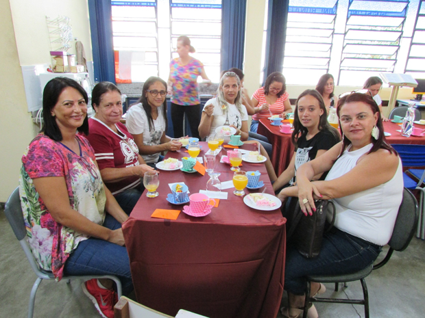 Profissionais da Escola Municipal recebem homenagem pelo Dia Internacional da Mulher (5).JPG