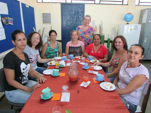 Profissionais da Escola Municipal recebem homenagem pelo Dia Internacional da Mulher (6).JPG